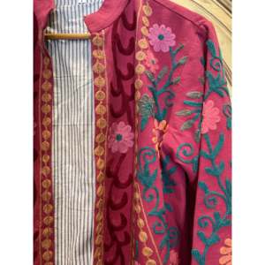 Chaqueta Reversible Tribal Suzani Cherry Forest para Mujer, Acolchada, Floral, Estilo Boho, con Forro de Cuero, Relleno de Algodón, para Invierno y Primavera - Product Image 4