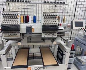 เครื่องปักผ้าอุตสาหกรรมแบบสองหัว หน้าจอสัมผัส LCD หลายเข็ม สำหรับการผลิตเสื้อผ้า - Product Image 1