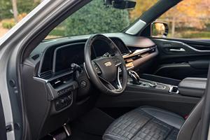 Cadillac Escalade-V ESV 2023, cuidadosamente mantenido, ofrece un amplio espacio de carga y capacidad de remolque de hasta 8,100 libras. - Product Image 6