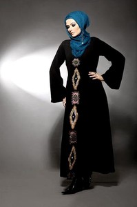 Abaya Design Stone Work sur le devant, noire avec le meilleur tissu - Product Image 2