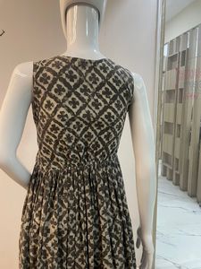 เดรสแขนกุดผ้าฝ้ายบาติกคอวีระบายอากาศได้ดีสวมใส่สบายสำหรับวันหยุดไซส์ใหญ่พิเศษ - Product Image 3