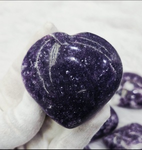 Piedra de Palma de Cristal de Lepidolita en Forma de Corazón - Piedra de Masaje de Bolsillo para el Equilibrio Natural de los Chakras del Cuerpo, Sanación Reiki y Cristal - Product Image 1