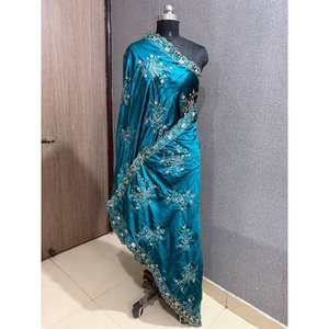 ผ้าคลุมไหล่กำมะหยี่ Makhmali แบบขายส่งจากโรงงาน พร้อมลายปักดอกไม้หนักแน่น ให้ความอบอุ่นในฤดูหนาว เหมาะสำหรับงานแต่งงานและเทศกาลในอินเดีย - Product Image 1