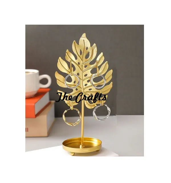 Подставка для ювелирных изделий золотого металла с кольцами в форме листа