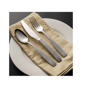 Ensemble de couverts en métal faits à la main pour des repas traditionnels et contemporains, mettant en valeur l'artisanat métallique expert et l'équilibre esthétique - Product Image 1