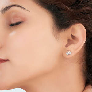 Pendientes de Diamantes con Corte Princesa en Oro de 14k para Mujer, Diseño Moderno de Triple Pétalo - Product Image 2
