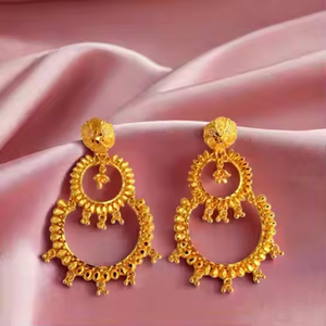 Vente directe du fabricant Ensemble de boucles d'oreilles avec un design traditionnel Boucles d'oreilles de style Jhumka plaquées or 22 carats Bijoux pour femmes à porter - Product Image 1