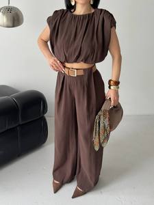 Ensemble deux pièces pour femme, haut sans manches en crêpe avec détail plissé et pantalon taille haute, marron uni, tenue décontractée printemps-été - Product Image 6