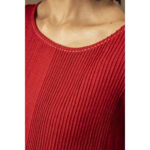 Blusa y Camisa DVE ANISHA para Mujer, Tejida a Mano, de Lino con Pliegues, Color Carmesí - Product Image 4