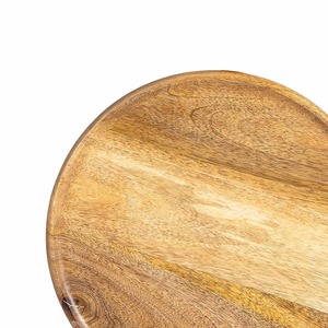 Belle planche à découper en bois avec des motifs de bois uniques et une finition poncée à la main, parfaite pour l'affichage ou l'utilisation. - Product Image 6