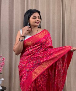Saree en soie avec dentelle à fleurs avec détails en velours et tissu - Product Image 1