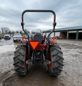 Tractor Kubota M5460 Potencia confiable Operación simple y fuerza lista para el campo - Product Image 1