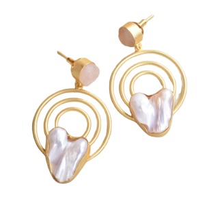 Boucles d'oreilles pendantes en laiton baroque avec perles, plaqué or haute brillance, motif géométrique, quartz rose, pierre naturelle, design unique, vente en gros - Product Image 1