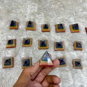 Vente en gros de haute qualité 15-20mm pyramide à sept chakras pierre semi-précieuse artisanat générateur d'énergie fait à la main pierre précieuse style mascotte - Product Image 4