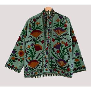 Veste en velours floral pour femme, élégante et moderne, brodée à la main par des artisans utilisant des techniques traditionnelles, tissée et respirante - Product Image 2
