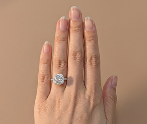 Anillo de Compromiso con Diamante Cultivado en Laboratorio de Corte Ovalado de 3 Quilates, Estilo Vintage, Oro Blanco de 10K, Halo con Pavé - Product Image 2