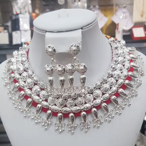 24K Plaqué Or Vintage Dubai Fashion Jewelry Set Comprend Collier Boucles D'oreilles Bracelets Peignes-Cuivre Matériel Diamant Allemagne - Product Image 1