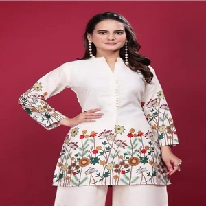 Kurti Informal de Mujer en Tela de Rayón Pesada y Viscosa, Hecho en India, Disponible en Existencia - Product Image 1