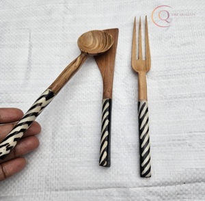 Ensemble de couverts en bois élégant et durable, bois naturel, réutilisable, passe au lave-vaisselle, ustensiles pour une table moderne - Product Image 1