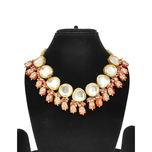 Conjunto de Collar Kundan con Cuentas Naranjas y Aretes Chapados en Oro, Joyería Fina para Novias, con Zirconia como Elemento Principal - Product Image 3