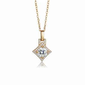 Collier pendentif tendance pour femme en argent sterling 925 avec moissanite de 1 carat, forme carrée, couleur D, pureté VVS, design halo - Product Image 5