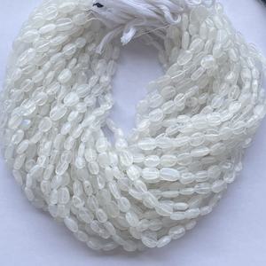 Perles de pierres précieuses ovales lisses en pierre de lune arc-en-ciel blanche naturelle de 6 mm, 8 mm, 10 mm, certifiées IGI pour la fabrication de bijoux - Product Image 3