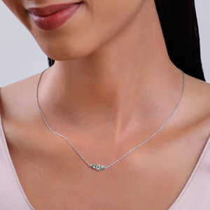 Collar de Flores Plateado de Lujo con Aspecto Clásico y Cadena de Diseño Plateada para Mujer - Product Image 1