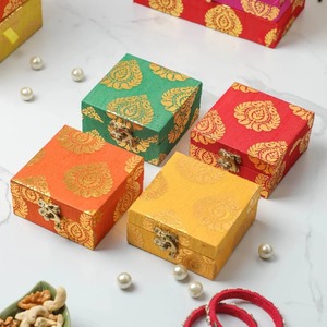 Caja decorativa de brocado Shagun Laddo, joyero para bodas Holi, regalos de devolución y caja de sobre de dinero para ocasiones especiales para invitados - Product Image 2