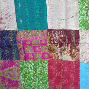 Estolas de Alta Calidad para Mujer, Fabricadas en India, Hechas a Mano, de Algodón Kantha de Lujo, Reversibles, de Seda, en Venta - Product Image 3