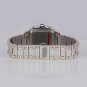 Impresionante Reloj con Diamantes Moissanite Redondos Completamente Engastados, Esfera Clásica con Fecha y Números Arábigos en Oro Blanco - Product Image 2