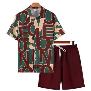ชุดเซ็ตเสื้อผ้าผู้ชายพิมพ์ลายตามสั่ง OEM - ลายตัวอักษรแบบนามธรรมสีเขียวและสีแดงเลือดหมู ชุดฤดูร้อน 2 ชิ้น - Product Image 2