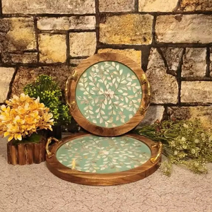 Exquisita bandeja de madera de acacia para servir Ramadán y Eid con incrustaciones de nácar hechas a mano para comedor lujoso y exhibición de mesa - Product Image 5
