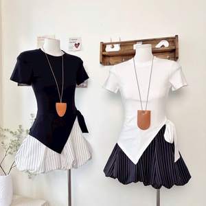 Ensemble femme moderne décontracté, haut blanc à manches courtes avec jupe à rayures fines - Product Image 5