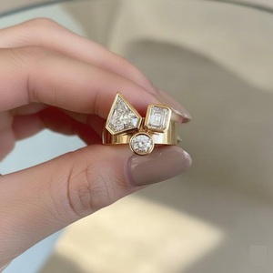 Anillo de Compromiso Moderno con Tres Piedras de Moissanita VVS de 2.00 TCW, Anillo de Boda Grueso y Ancho de Plata 925, Regalo de Aniversario - Product Image 4