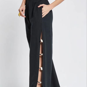 กางเกงปาลาซโซสีดำสุดหรู ออกแบบมาเพื่อตู้เสื้อผ้าสมัยใหม่ ผลิตจากผ้าเนื้อนุ่ม ระบายอากาศได้ดี - Product Image 1