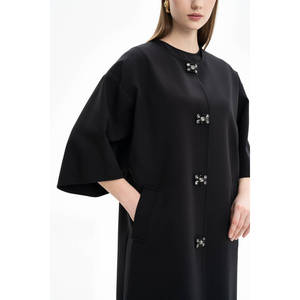 Cape noire brodée avec manches pour l'automne en tissu tissé - Product Image 2