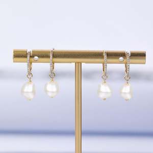 ต่างหูแบบห่วงประดับมุกบาโรกสีทอง Jeulia - Product Image 2