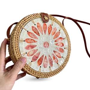 Bolso de Ratán Natural Decorado con Patrón de Nácar para una Moda Ecológica y Uso Diario - Product Image 3