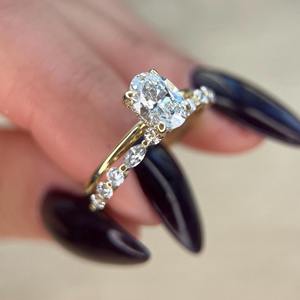 Anillo de Compromiso Solitario con Diamante Cultivado en Laboratorio de Corte Ovalado de 1.55 Quilates con Halo Oculto, Conjunto con Anillo de Bodas Redondo y Marquise a Juego, Oro de 18K - Product Image 1