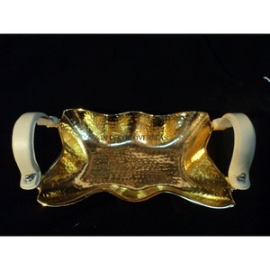Forme unique en métal de qualité luxueuse Texture martelée Bol de service pour fruits et bonbons plaqué or de haute qualité avec poignée - Product Image 1