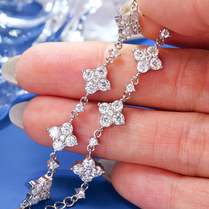 Pulsera Clásica de Plata de Ley 925 con Diseño de Flor y Hoja de Trébol, Cadena de Eslabones, Completamente Adornada con Moissanita VVS, Bañada en Rodio, Certificada por GRA - Product Image 3