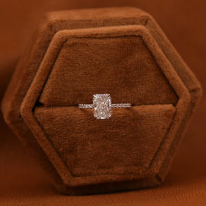 Anillo de compromiso con ajuste de Halo oculto de diamante cultivado en laboratorio de corte radiante, anillo de regalo para mujer con acento de estilo moderno chapado en oro sólido de 18 quilates - Product Image 5