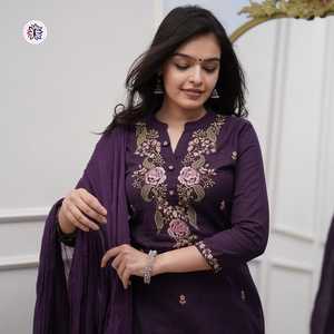 Erstaunlich ste schöne Kollektion mit coolen Preisen von Reyon-Slub-Stoff, vollständig genähte Top-Bottom & Nazmin Dupatta - Product Image 5