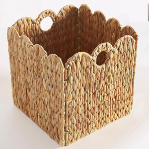 Le panier est fait de jonc de mer écologique, d'armoires de rangement et de paniers en naturel, créant un espace chaleureux et sûr. - Product Image 1