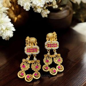 ต่างหูดีไซน์เนอร์คุณภาพสูง ประดับด้วยหินเทียม สำหรับผู้หญิงและเด็กผู้หญิง เหมาะสำหรับงานกลางคืน งานปาร์ตี้ และแฟชั่น - Product Image 1