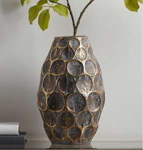 Los maravillosos jarrones de flores de metal de estilo vintage y duraderos son ideales para áreas de alto tráfico en hogares, hoteles y oficinas. - Product Image 4