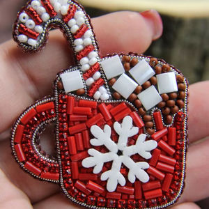 Broche Fleur Faite Main avec Perles de Verre et Tissu en Coton, Motif Brodé à la Main, Accessoire de Mode Estival - Product Image 1