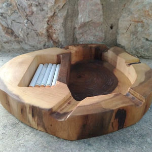 Cenicero de madera clásico para mesa de bar en casa que agrega un aspecto elegante a los ajustes interiores y de fiesta modernos - Product Image 1