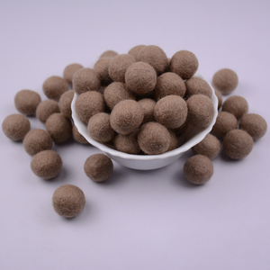 Boule de feutre de laine naturelle décorations de noël éco-conscient bricolage décor à la maison fabriqué à la main népal 2.2cm diverses couleurs fête du festival - Product Image 1