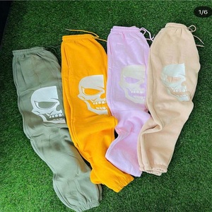 Pantalones con estampado de calavera para hombre con diseño OEM, ropa informal con logotipo personalizado, pantalones de jogging holgados para hombre, pantalones de chándal de invierno para hombre - Product Image 2